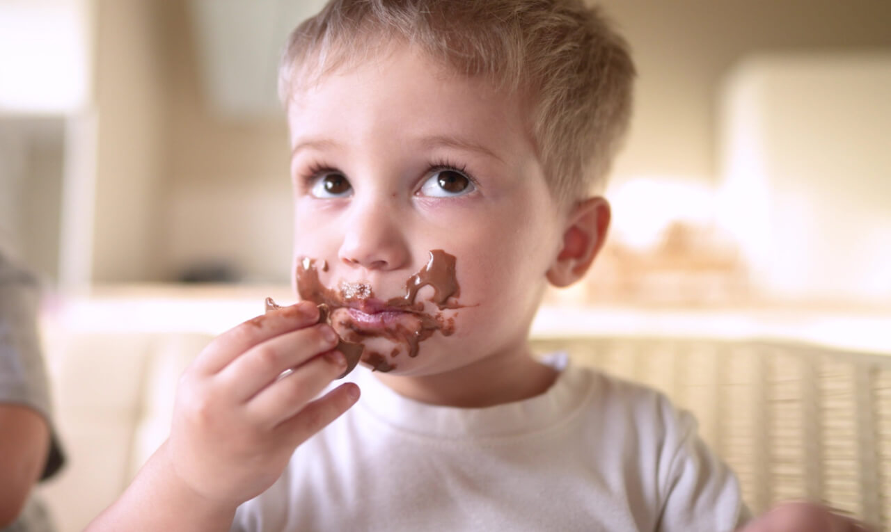 Criança pequena pode comer açúcar? Nutricionista comenta