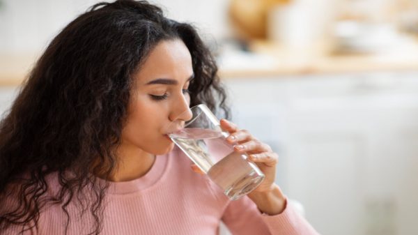 Hiponatremia: por que você não deve beber muita água de uma vez