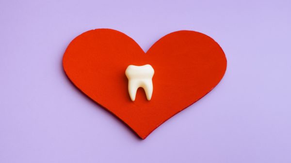 Saúde bucal impacta diretamente no coração; entenda