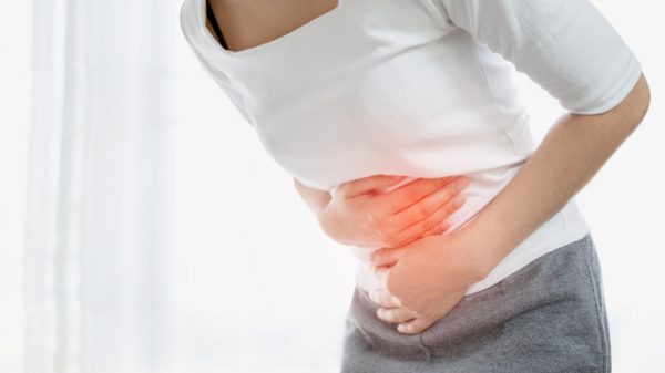 Dor no estômago pode não ter relação com o órgão: é preciso investigar