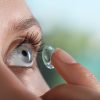 Setembro Safira: saiba como usar lentes de contato corretamente