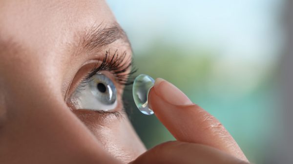 Setembro Safira: saiba como usar lentes de contato corretamente