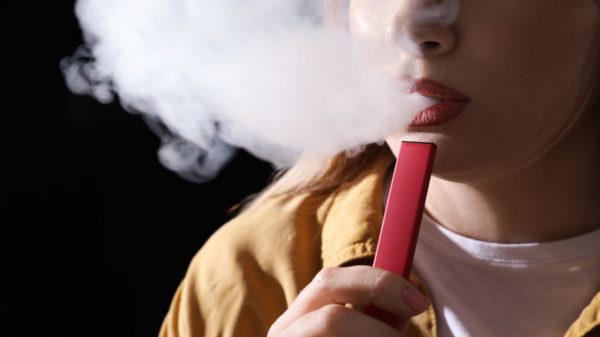 7 sinais que mostram o impacto do vape na sua saúde bucal