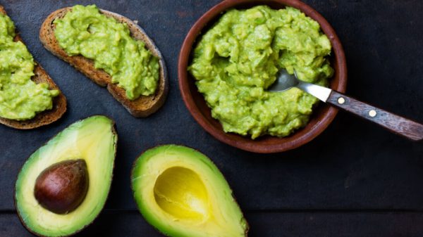Versátil, saboroso e bom para a saúde: veja os benefícios do abacate