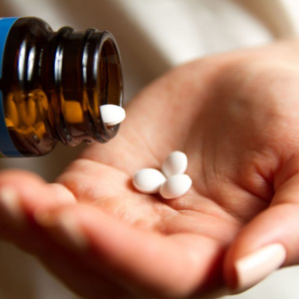 9 em cada 10 brasileiros tomam remédio sem prescrição médica; veja os riscos