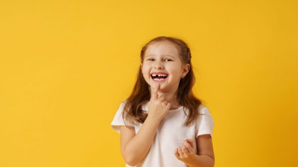 Existe jeito certo de arrancar dente de leite? Dentista explica