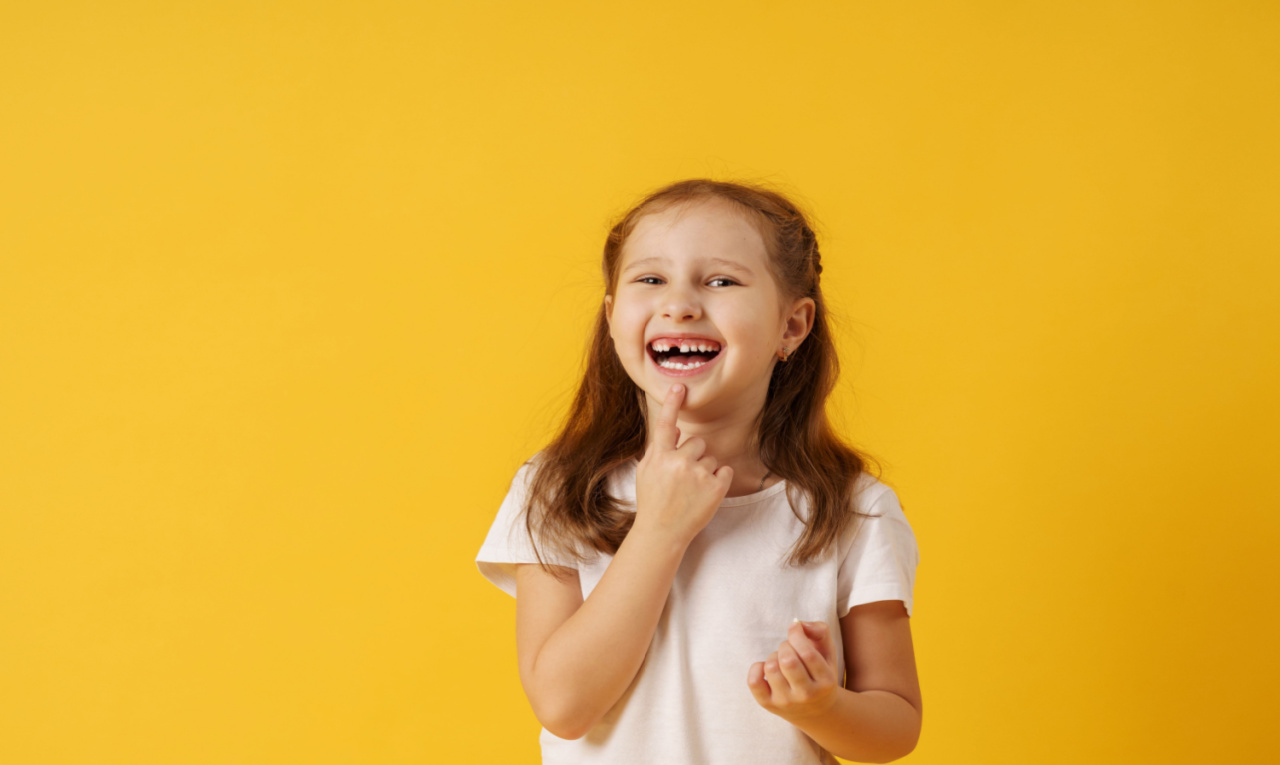 Existe jeito certo de arrancar dente de leite? Dentista explica