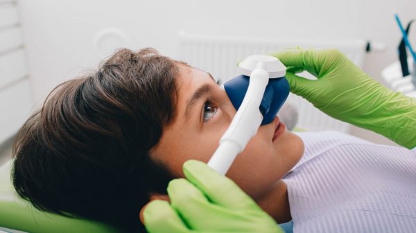 Gás do Riso: sedativo pode ajudar crianças com medo de dentista