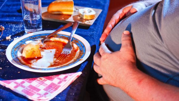 Nutróloga ensina o que fazer depois de exagerar no fim de semana