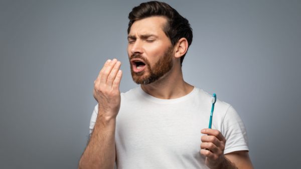 Dentista revela o que causa e o que pode solucionar o mau hálito