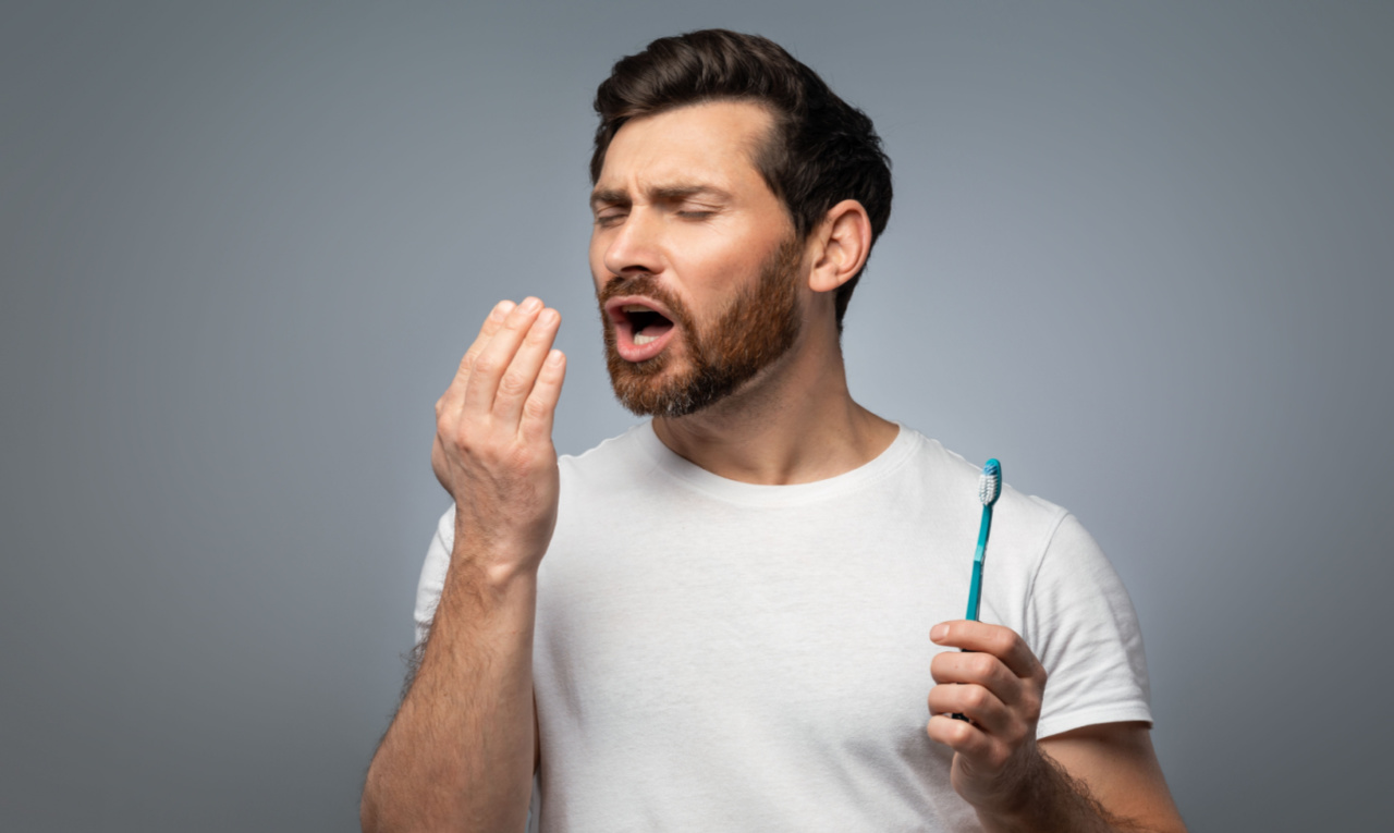 Dentista revela o que causa e o que pode solucionar o mau hálito