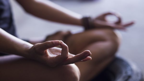 É preciso esvaziar a mente? O que não te contaram sobre meditação