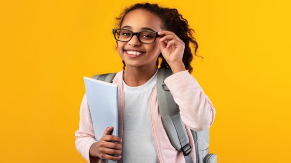 Volta às aulas: será que seu filho precisa usar óculos? Saiba identificar