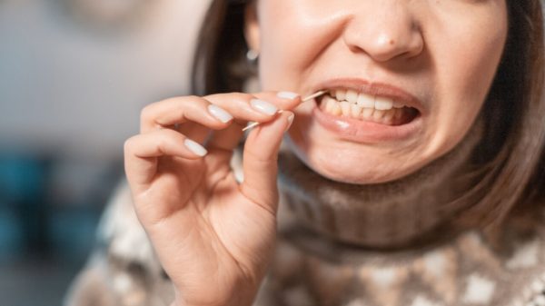 Palito de dente: eficaz ou arriscado? Dentista explica