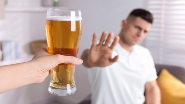 Quer parar de beber em 2024? 7 motivos que vão te incentivar
