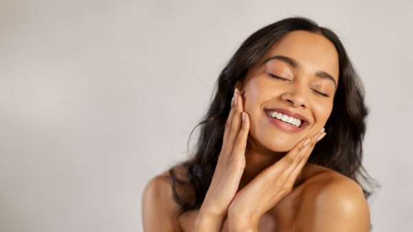 Médica lista 5 suplementos essenciais para uma pele bonita