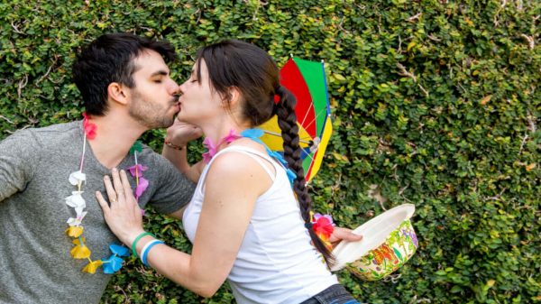 Dentista recomenda não beijar desconhecidos neste Carnaval; entenda
