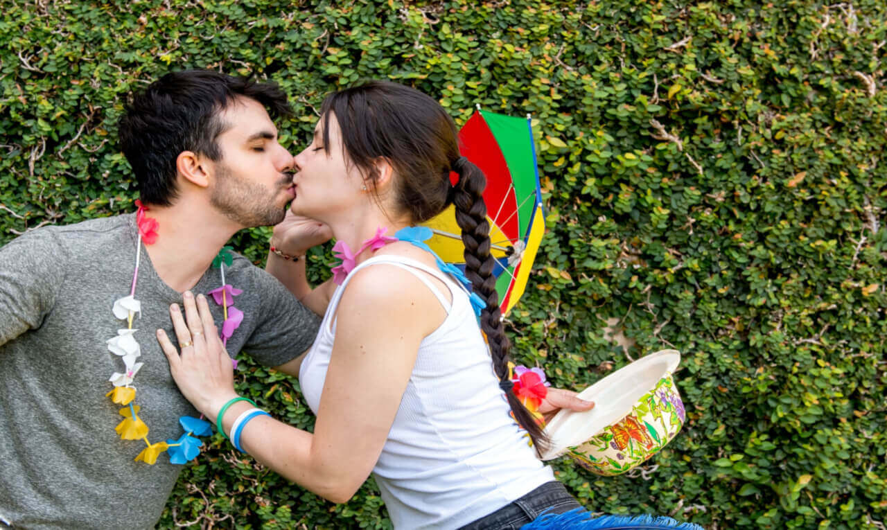 Dentista recomenda não beijar desconhecidos neste Carnaval; entenda