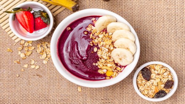 Refrescante, energizante e mais: conheça os benefícios do açaí