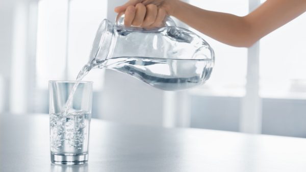 Beber pouca água eleva o risco de AVC; entenda
