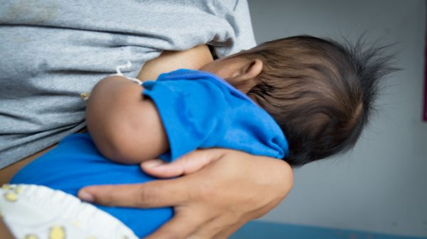 Língua presa pode afetar a amamentação do bebê; veja o que fazer
