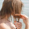 Cabelo à prova de verão: 7 dicas para proteger a saúde dos fios