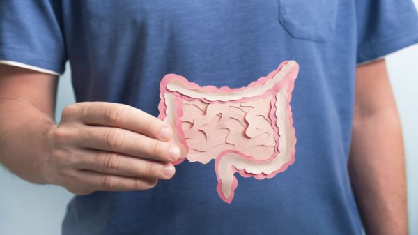 Exame para câncer de intestino deve ser feito mesmo sem sintomas; entenda