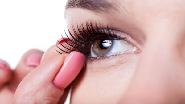 Oftalmologista ensina a usar cílios postiços sem colocar olhos em risco