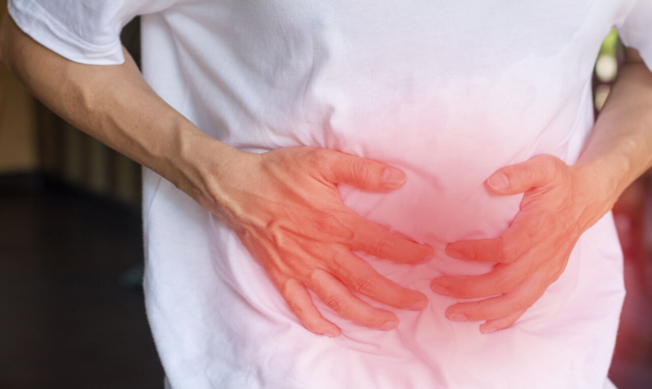 Dor abdominal, inchaço e gases: conheça os sintomas da diverticulite