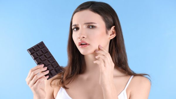 Páscoa: chocolate causa espinhas? Dermatologista explica