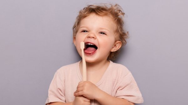 Saúde bucal de bebês e crianças: aprenda a escolher a escova de dentes certa