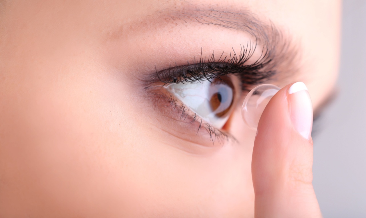 Dentista perdeu a visão após usar lente de contato: saiba o que ela fez de errado