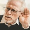 Perda auditiva pode levar à demência? Especialista explica