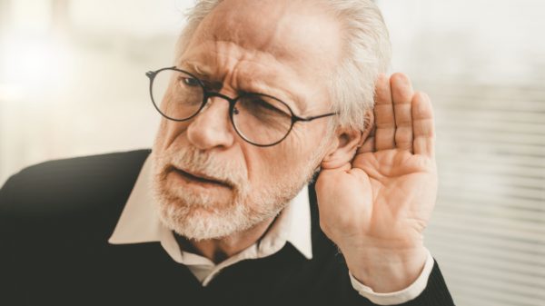 Perda auditiva pode levar à demência? Especialista explica