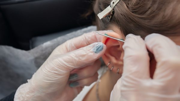 Adolescente pode colocar piercing? Veja 3 dicas fundamentais