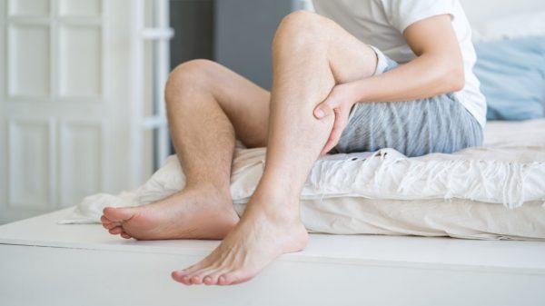 Homens também têm varizes: veja sintomas e opções de tratamento