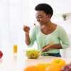 Alimentação e saúde feminina: veja o que a mulher deve comer em cada fase da vida