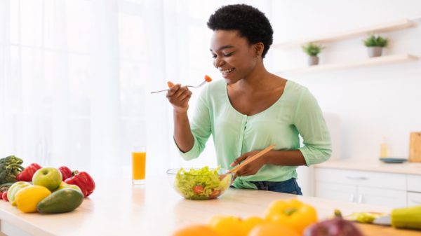 Alimentação e saúde feminina: veja o que a mulher deve comer em cada fase da vida