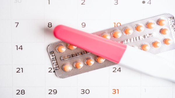 Menstruação atrasou na pausa do anticoncepcional? Saiba o que pode ser