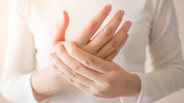 Formigamento nas mãos e braços pode indicar problemas de saúde; veja quais