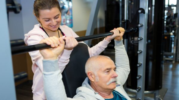 Pode praticar musculação na terceira idade? Entenda as recomendações