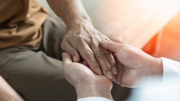 Parkinson: médica explica como lidar com o desafio da mobilidade