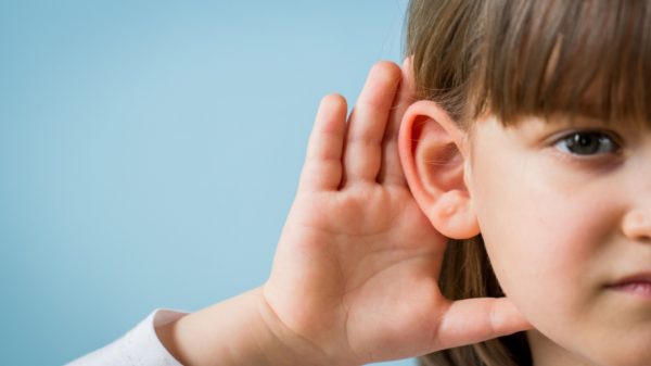 Especialista aponta sinais da perda auditiva em bebês e crianças