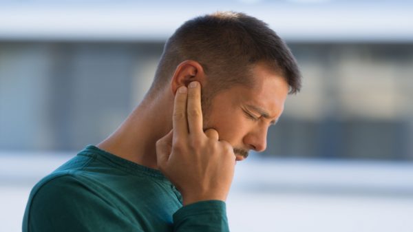 Sensação de zumbido no ouvido? Saiba as causas