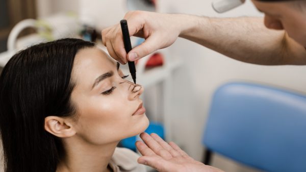 Cirurgião esclarece 4 mitos sobre a rinoplastia