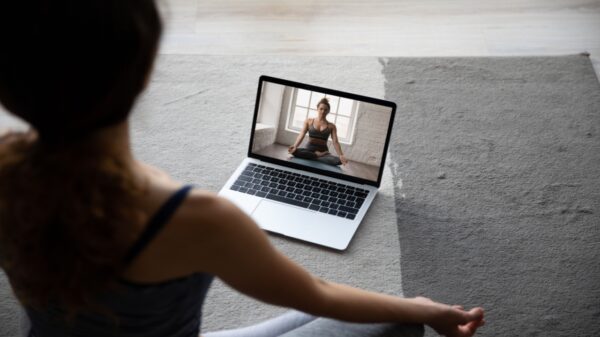 Faça de casa: veja se vale a pena fazer yoga online
