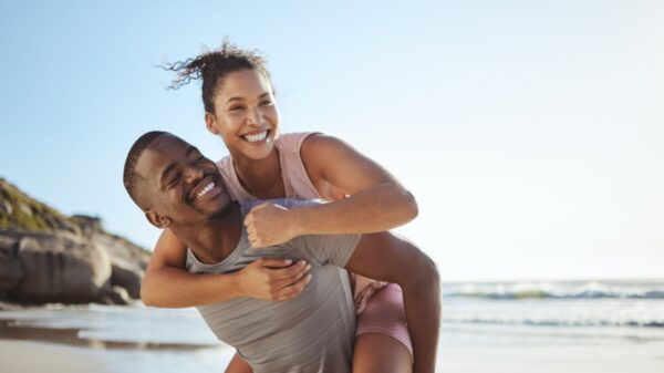 Estudo mostra que um sorriso bonito aumenta sucesso no amor; veja