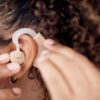 Recupera a audição? Saiba como funciona o implante coclear