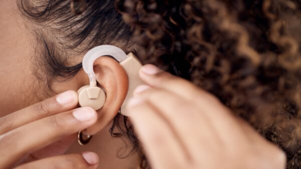 Recupera a audição? Saiba como funciona o implante coclear