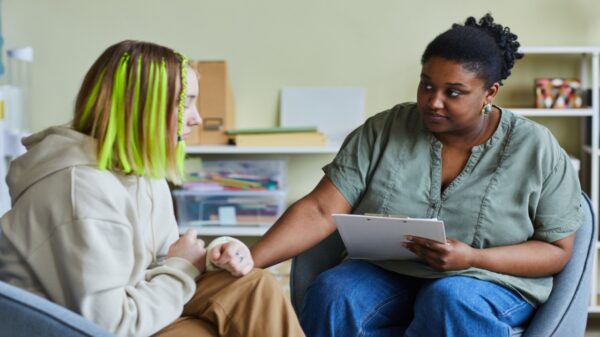 Especialistas alertam sobre impacto da tecnologia na saúde mental de adolescentes
